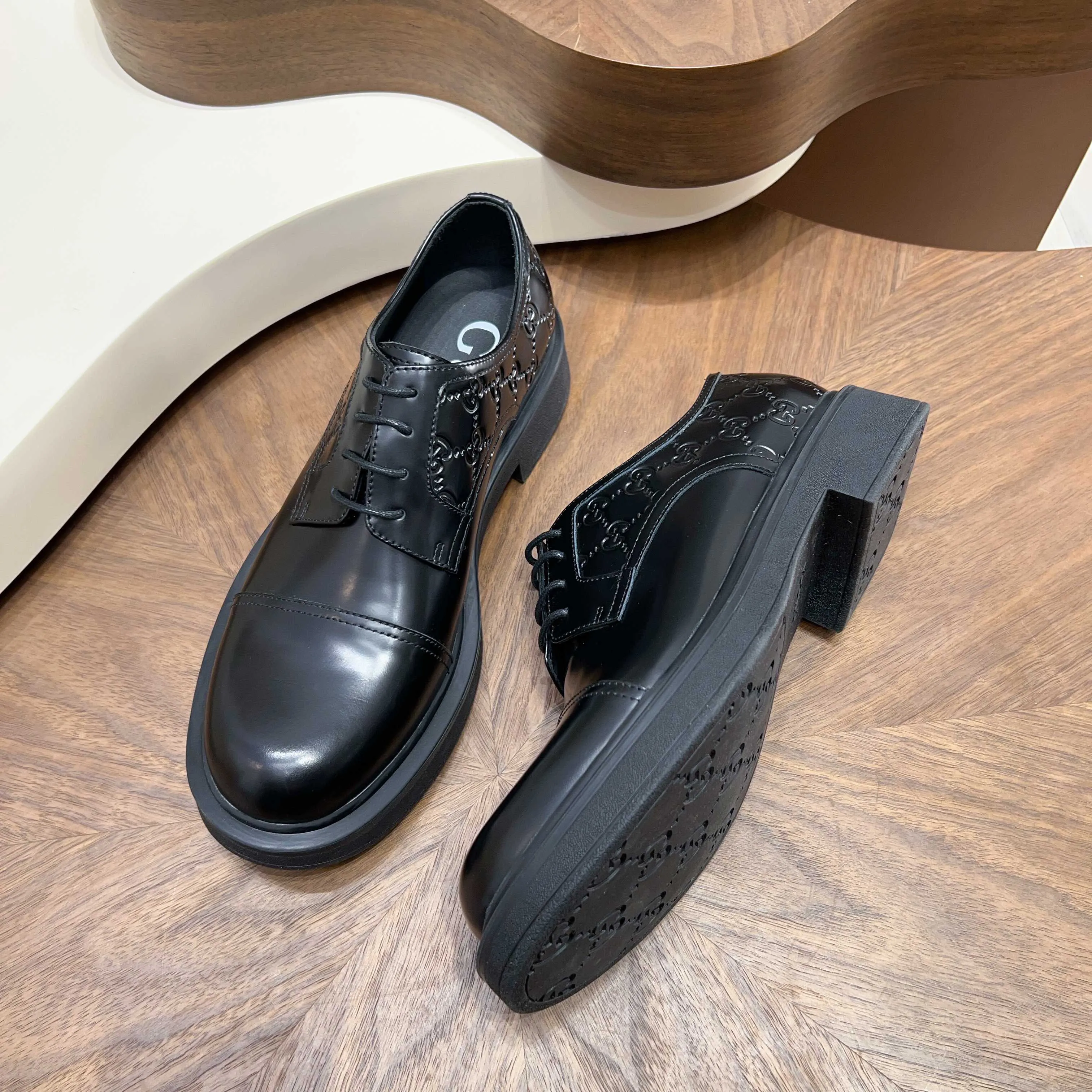 💰780 Gucci/Gucci new men’s lace-up shoes with GG details, matte cow leather derby shoes! The design of this men's lace-up shoe is rooted in the brand's heritage. Crafted from premium waxed cow leather, it is embellished with GG printed embossed suede leather details, a nod to Gucci's iconic monogram. The rubber sole decorated with GG pattern adds a touch of modern fashion to this design. Typical three-joint style design. European and American classic version, full calfskin lining. The overall upper texture is soft and the lining is comfortable and breathable. 2CM thickened soft rubber sole, easy to control. Versatile and stylish upper foot, multiple colors available to meet different matching needs, complete package! Size: 39-40-41-42-43-44 leather shoe size (38.45.46 can be customized)